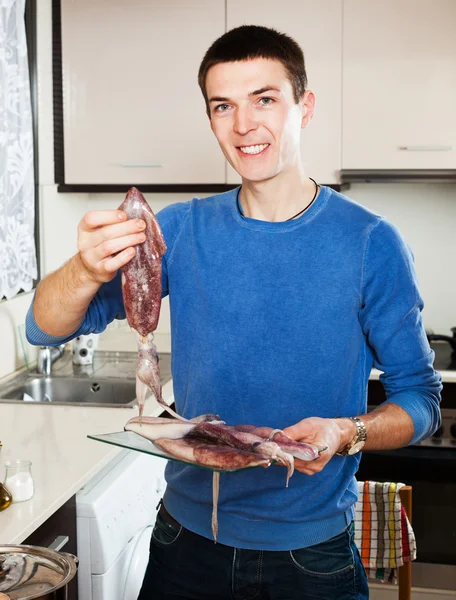 Ragazzo con calamari crudi — Foto Stock