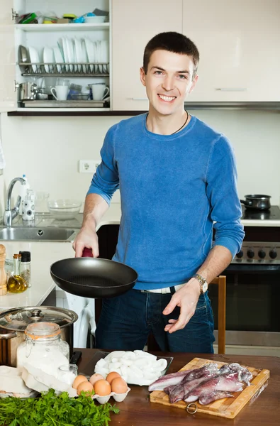 Adam kalamar halkaları pişirme — Stok fotoğraf
