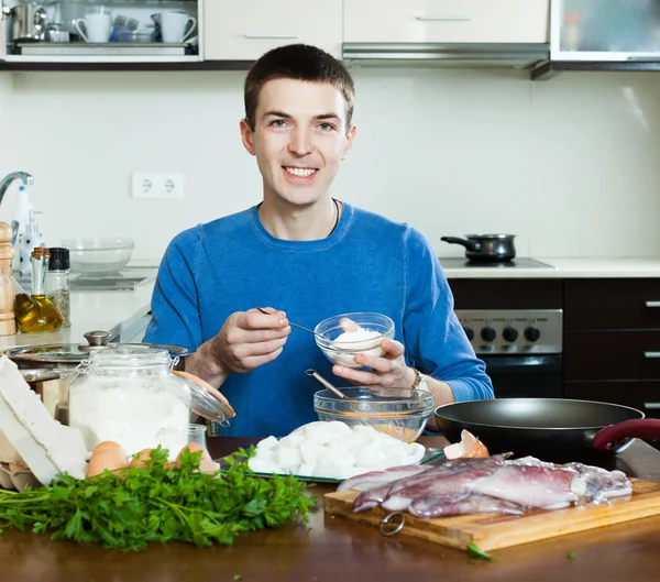 Man cooking calamari — Stock Photo, Image