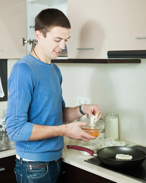 Hombre cocinando calamar — Foto de Stock