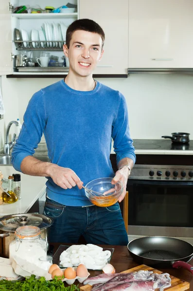 Guy  cooking calamari — Stock Photo, Image