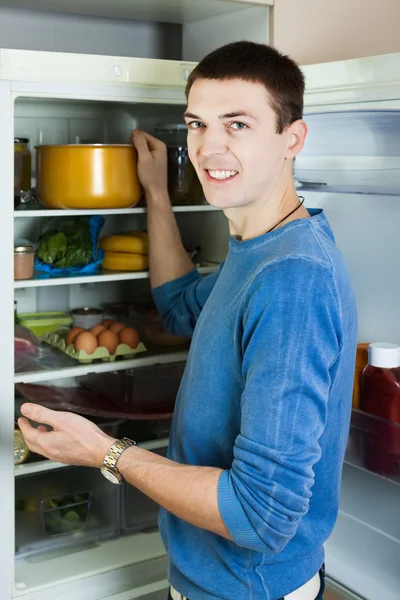 Kille söker efter något i kylskåp — Stockfoto