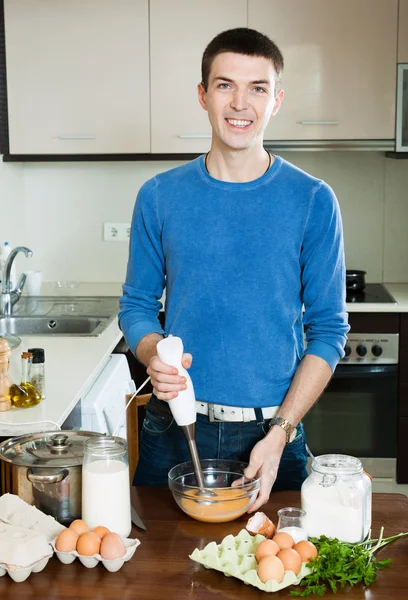 Smiling man cooking omelet — Stock Photo, Image