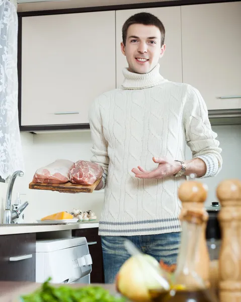 Homem cozinhar carne — Fotografia de Stock