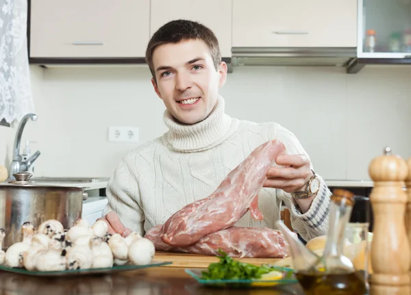 Homme cuisine de la viande à la française — Photo