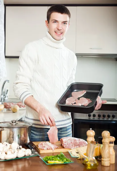 Uomo cucina carne in stile francese — Foto Stock