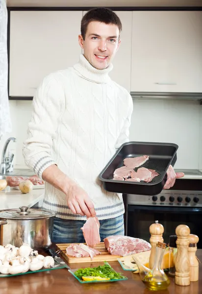 Homme cuisine de la viande à la française — Photo