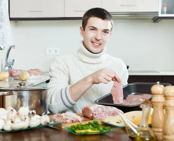 Человек готовит мясо — стоковое фото