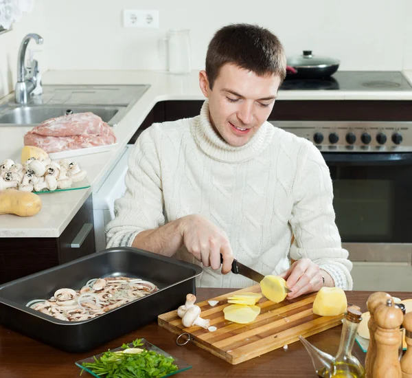 Uomo che cucina patate alla francese — Foto Stock