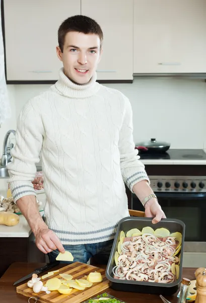 Uomo cucina carne con — Foto Stock