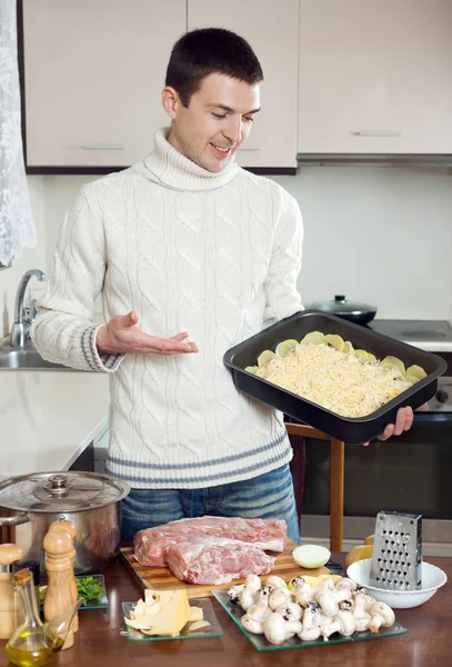 Homem cozinhar carne — Fotografia de Stock