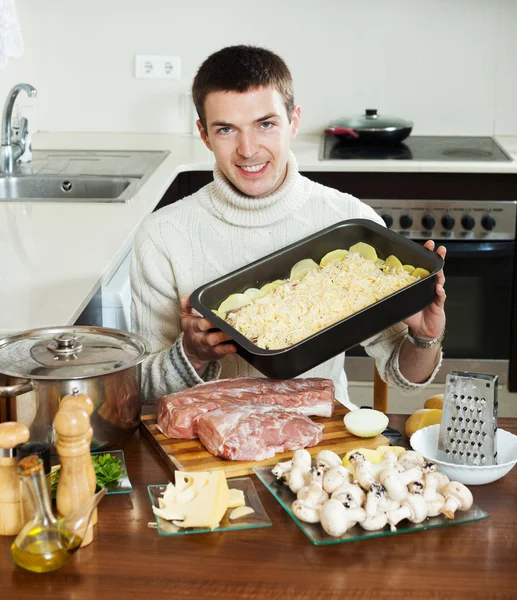 Ragazzo cucina carne in stile francese — Foto Stock