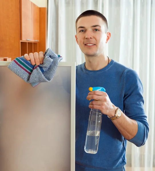 Uomo felice pulizia mobili a casa — Foto Stock
