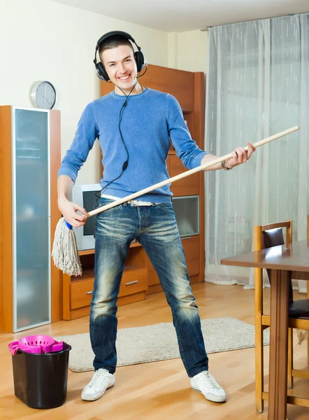 Homem limpando sua casa com esfregona — Fotografia de Stock