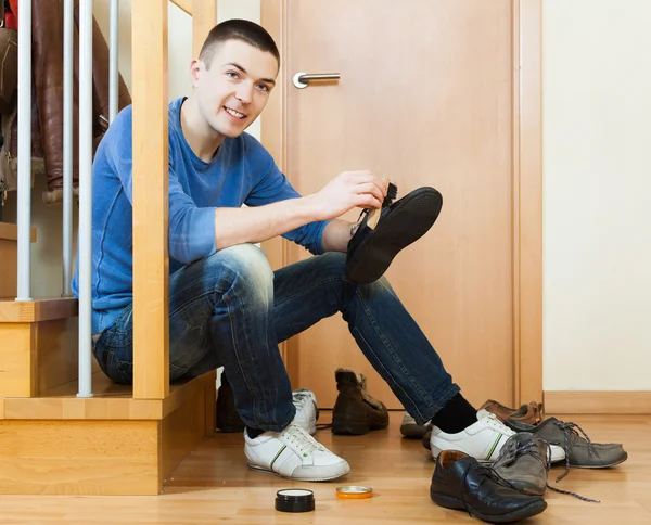 Man  cleaning footwear — Stock Photo, Image