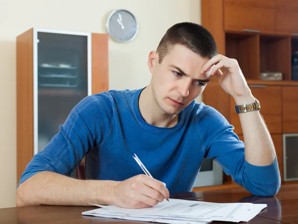 Mann füllt Fragebogen aus — Stockfoto