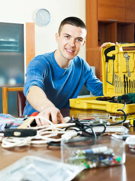 Feliz chico sonriente mostrando caja de herramientas — Foto de Stock