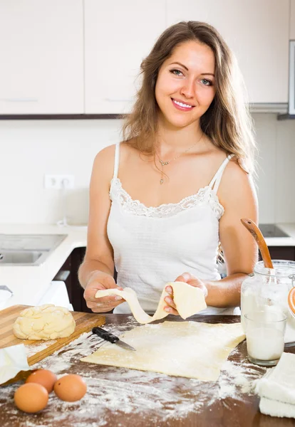 Housewife cooking at home kitchen — Stock Photo, Image