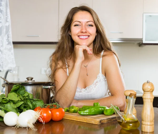 Kobieta gotowania zupy w kuchni — Zdjęcie stockowe