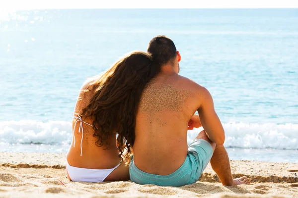 Rear view   couple sitting at  beach — Stock Photo, Image