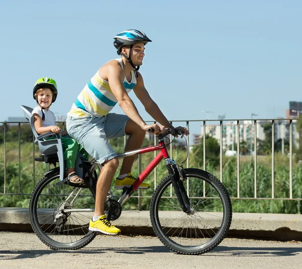 Отец с ребенком на велосипеде — стоковое фото