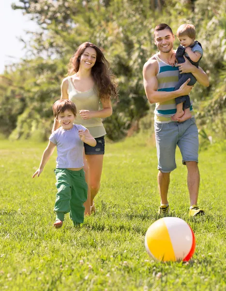 Parents avec deux enfants dans le parc — Photo