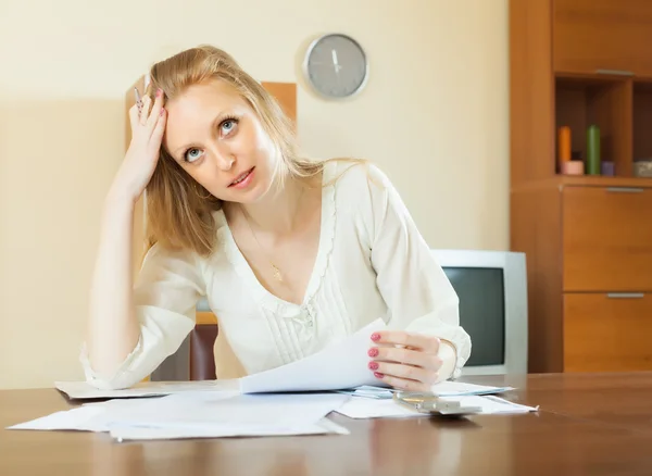 Triest vrouw met financiële documenten Rechtenvrije Stockfoto's