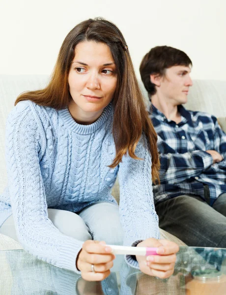 Mujer triste con prueba de embarazo — Foto de Stock