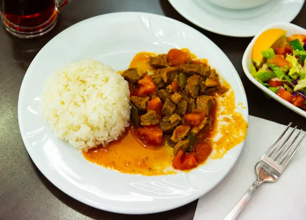 Ягненок с овощами и рисом. Турецкое блюдо кобан кавурма — стоковое фото
