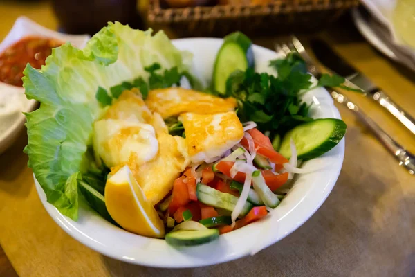Салат с жареным сыром галлуми с овощами, зеленью, лимоном — стоковое фото