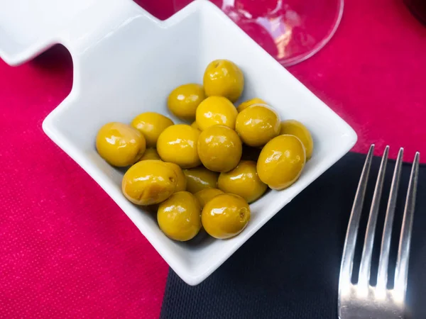 Eingelegte Oliven mit einem Stein - eine typisch spanische Tapas. — Stockfoto