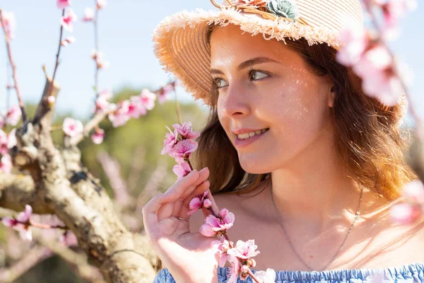 Giovane signora in posa nel parco con alberi in fiore — Foto Stock
