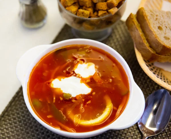 Sopa de carne tradicional rusa Solyanka con crema agria y limón — Foto de Stock