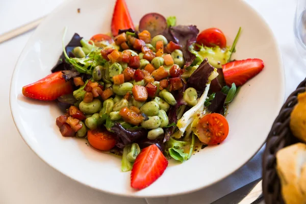 Insalata di fagioli canditi e pancetta marinata — Foto Stock