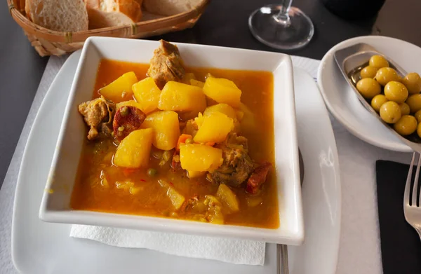 Batatas com costelas e chouriço. — Fotografia de Stock