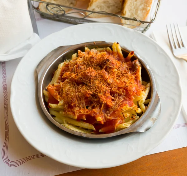 Makaroner bakade med korv, tomatsås — Stockfoto