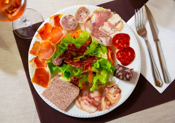 Bord met een heerlijke Catalaanse salade. — Stockfoto