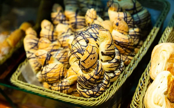 Primer plano de varios deliciosos cruasanes dulces presentados en escaparate de panadería — Foto de Stock