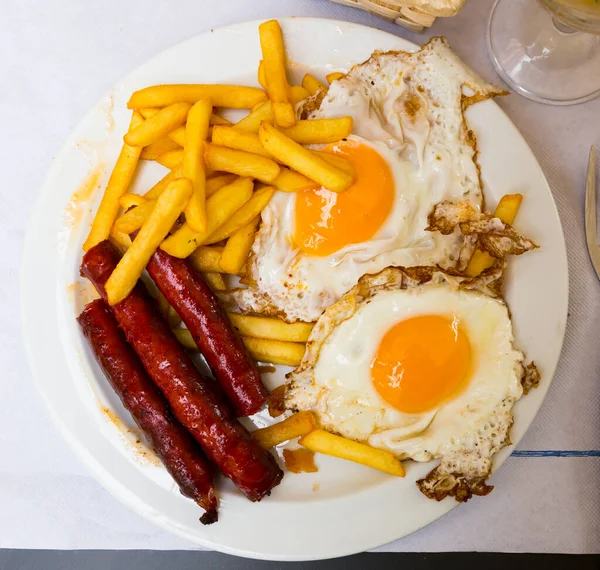 Huevos con chistorra. Uova strapazzate con salsiccia e patate. — Foto Stock