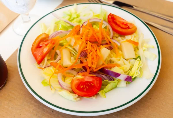 Salada saudável fresca com verduras e legumes variados — Fotografia de Stock