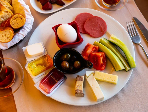 Turkish breakfast: egg, vegetables, cheeses, olives and ham. Halal breakfast — Stock Photo, Image