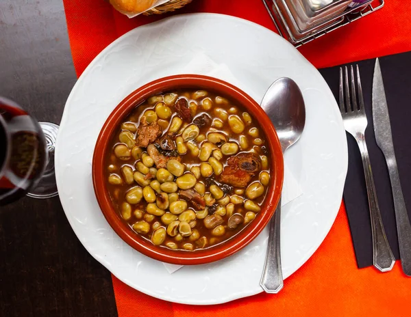 伝統的なカタルーニャの煮込み豆ブティファラソーセージ — ストック写真