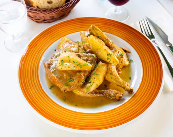 Piquant chicken with cava, cinnamon and pear sauce at plate — Stock Photo, Image