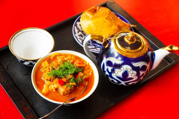 Oezbeekse soepleiter geserveerd met samsa — Stockfoto