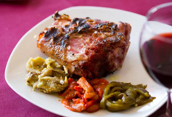 Gegrilde varkensvlees knokkel met groenten — Stockfoto