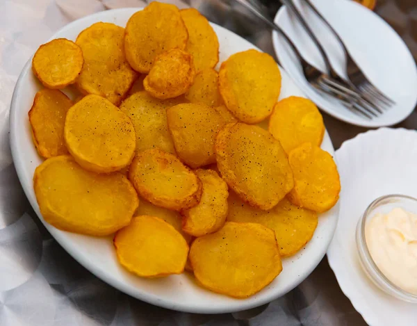 Fırında pişirilmiş lezzetli baharatlı patatesler tabakta servis ediliyor. — Stok fotoğraf
