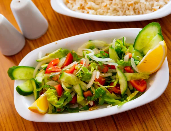 Легкий смачний і здоровий овочевий салат Чобан — стокове фото