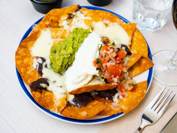 Nachos, comida picante mexicana com batatas fritas de milho — Fotografia de Stock