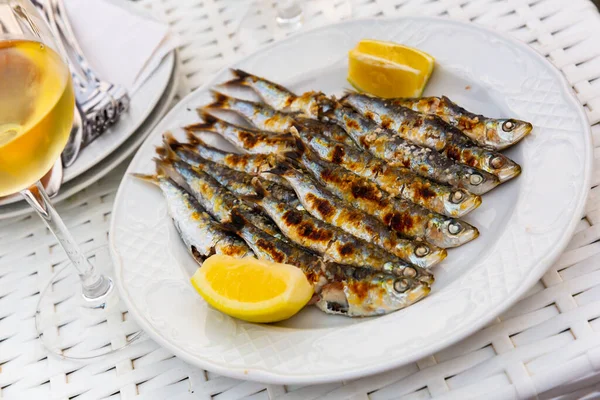 Limonlu Espeto de sardinas — Stok fotoğraf