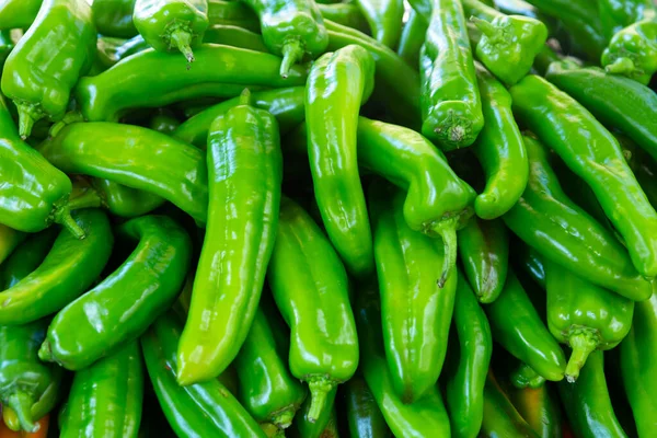 Molti peperoni sul bancone nel negozio di alimentari da vicino — Foto Stock